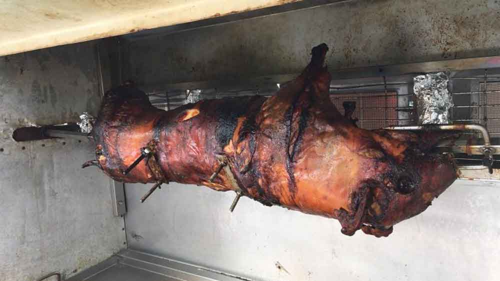 Verschiedene Grills und Zubehör wie Warmhalteboxen