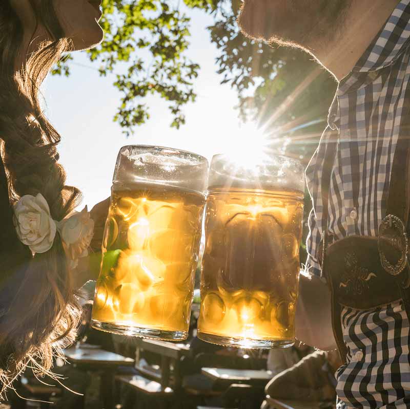 Süffiges Bier der Karmeliten Brauerei mit Maßkrüge vom Partyverleih in Straubing